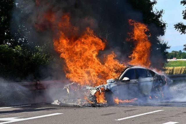 Auto gert auf der Autobahn in Brand