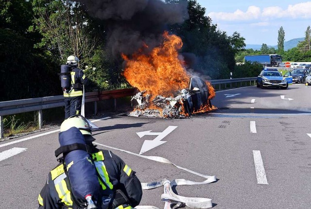 Die Feuerwehr lschte den Brand, konnte das Fahrzeug aber nicht retten.  | Foto: Wolfgang Knstle