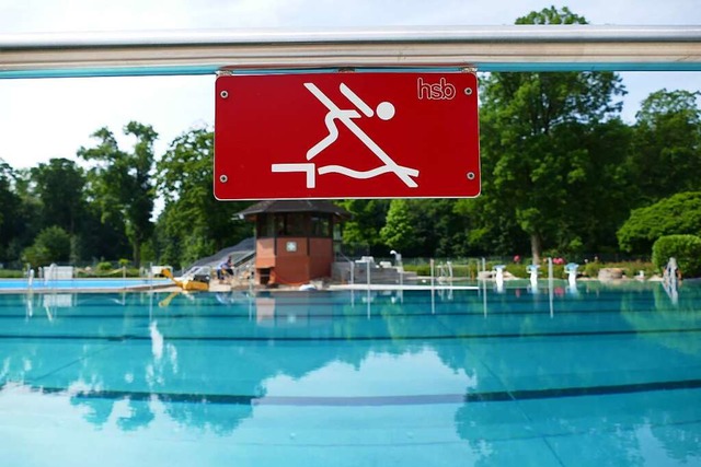 Das neue Schwimmerbecken ist quasi fertig, aber das Drumherum noch nicht.  | Foto: Sattelberger