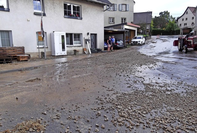Starke Unwetter waren im August 2020 ...rkregen Erdreich und Gerll ins Dorf.   | Foto: Gertrud Rittner