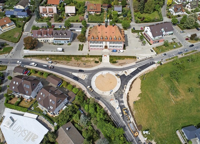 Um die Asphaltschicht am neuen Kreisel...aufzubringen, wird  die L123 gesperrt.  | Foto: Regierungsprsidium Freiburg