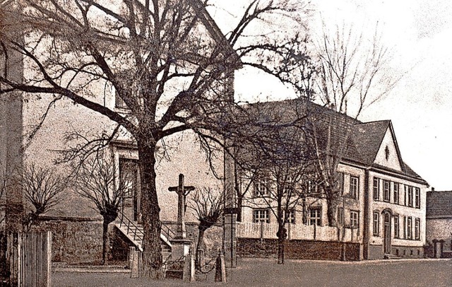 Friedenslinde und Kreuz vor der Wyhler Kirche  | Foto: Roland Vitt