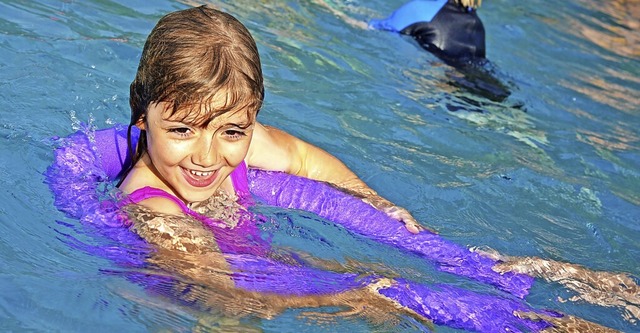 Dieses Mdchen hat offenbar viel Spa am Schwimmkurs in Kirchzarten.  | Foto: Kathrin Blum