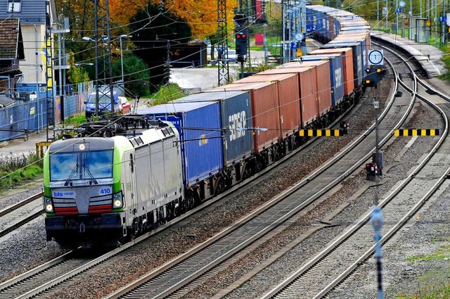 Ein Gterzug fhrt durch den Bahnhof R...austrecke entlang der Autobahn rollen.  | Foto: Siegfried Gollrad