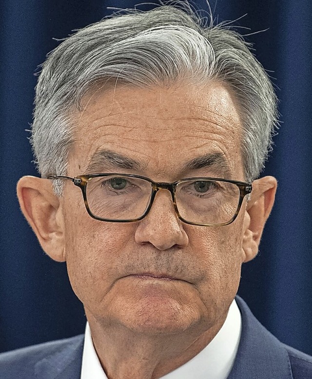 Ganz, ganz vorsichtig stimmt er die We...: Jerome Powell, Chef der US-Notenbank  | Foto: ERIC BARADAT (AFP)