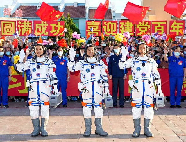 Die Astronauten Tang Hongbo,  Liu Bomi...heng (von links) winken vor dem Start.  | Foto: Li Gang (dpa)