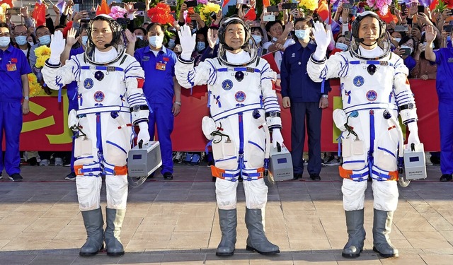 Die Astronauten Tang Hongbo,  Liu Bomi...eng (von links) winken vor dem Start .  | Foto: Li Gang (dpa)