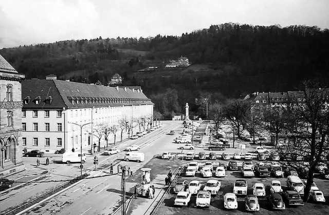 Der Karlsplatz vor dem Bau des Karlsbaus: ein riesiger Parkplatz.  | Foto: Willy Pragher / Staatsarchiv, W 134 Nr. 074281c