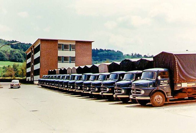 Die Zentrale in Lrrach mit den aufgereihten und abfahrbereiten Lkw (1965).  | Foto: Streck Transport