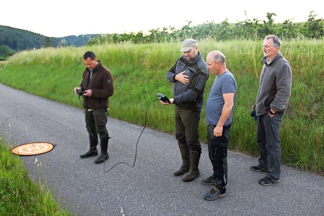 Stefan Rist und Joachim Ghringer zeig... mit der Drohne nach Rehkitzen suchen.  | Foto: Landratsamt Emmendingen
