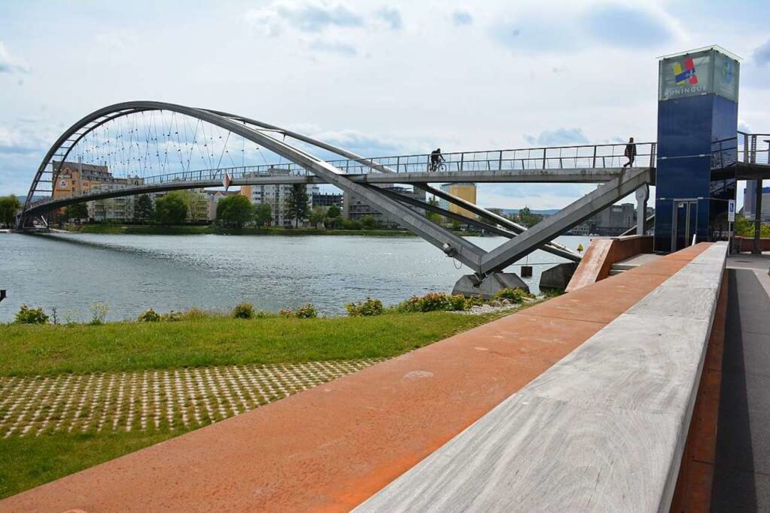 Die Dreiländerbrücke verbindet das deu...in mit dem französischen bei Huningue.  | Foto: Hannes Lauber