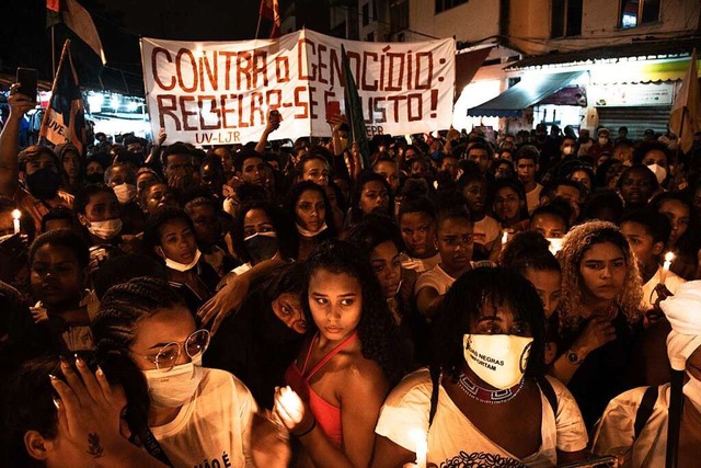 Trauermarsch fr die Opfer des Massakers von Jacarezinho.  | Foto: Ian Cheibub