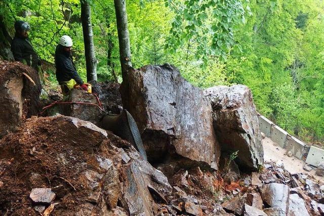 In Simonswald werden zwei Felsen mit Luftdruck entfernt