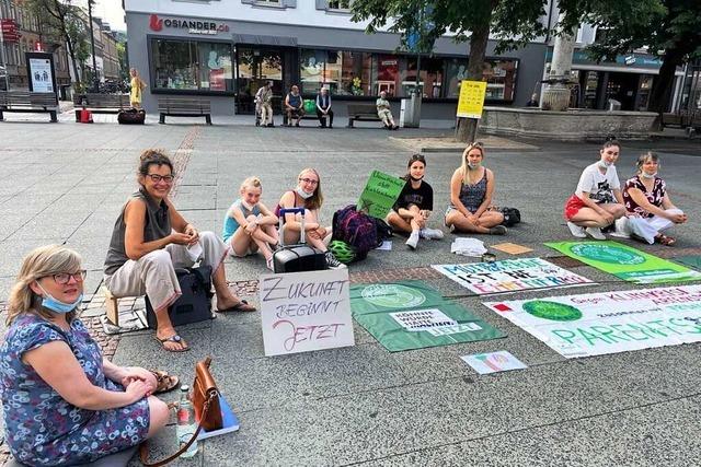 Klimastreik im kleinen Kreis auf dem Lrracher Marktplatz