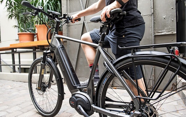 Immer mehr E-Bikes  sind auf den Stra...rwegs, wie die Unfallstatistik zeigt.   | Foto: Robert Gnther (dpa)