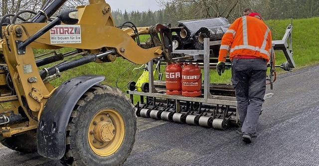 Das mit Bitumen ummantelte Geonetz wir...nd so fest mit dem Unterbau verbunden.  | Foto: Oliver Schnell (Regierungsprsidium Freiburg)