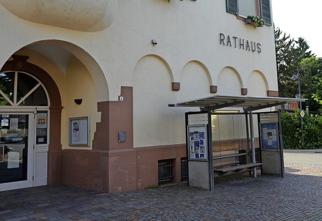 Der Bcherschrank soll beim Bushuschen am Rathaus platziert werden.  | Foto: Moritz Lehmann