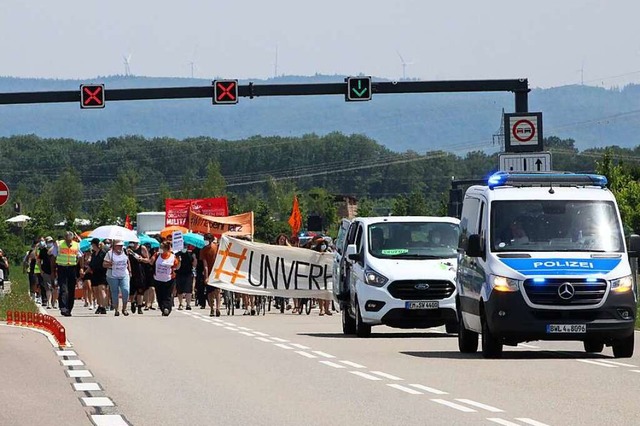 Fr die Demonstration wurde die Strae...errt. Die Polizei eskortierte den Zug.  | Foto: Annika Sindlinger