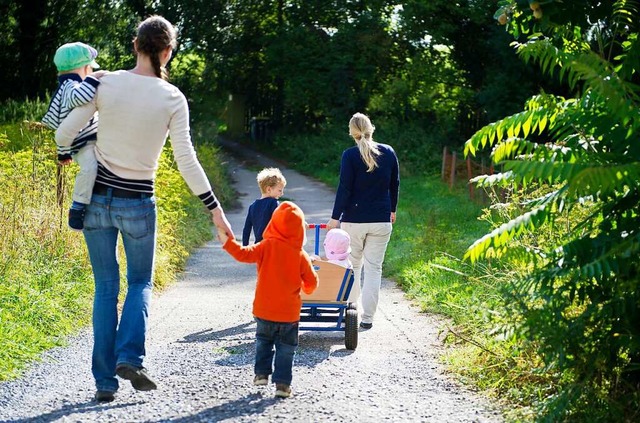 Zwei Tagesmtter unterwegs mit den Kindern, die sie betreuen.  | Foto: Jan-Philipp Strobel