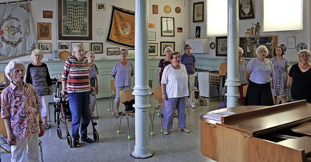 Endlich wieder gemeinsam singen &#8211...gerinnen im Frauenchor riesige Freude.  | Foto: Rolf Reimann