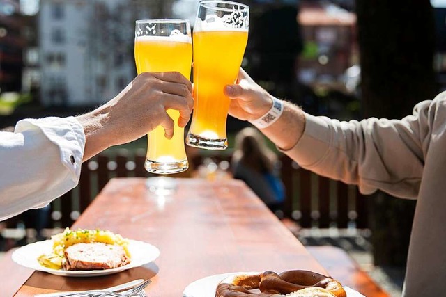 Endlich wieder unbeschwert anstoen k...allem im Auenbereich der Restaurants.  | Foto: Tom Weller (dpa)