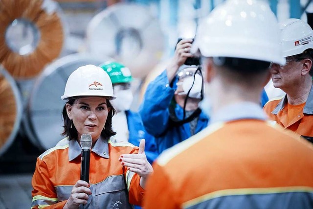 Die grne Kanzlerkandidatin Annalena Baerbock wirbt im Stahlwerk fr ihre Ideen.  | Foto: Kay Nietfeld (dpa)
