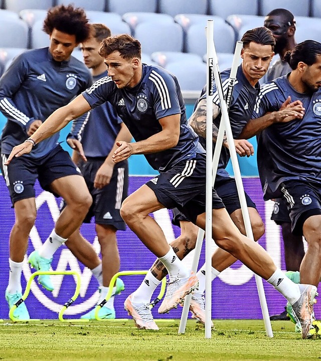 Leon Goretzka (vorn) ist im Training wieder voll dabei.  | Foto: FRANCK FIFE (AFP)