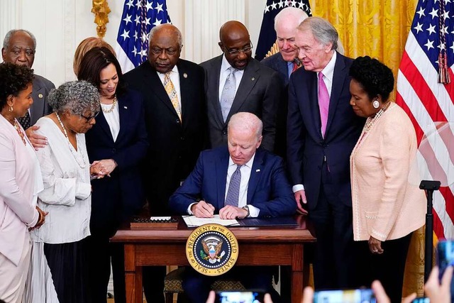 US-Prsident Joe Biden unterschreibt das Gesetz zum neuen Gedenktag.  | Foto: Evan Vucci (dpa)