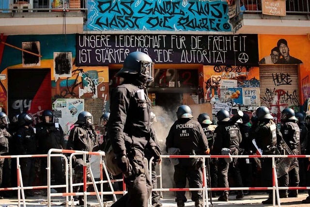 Polizisten ffnen die Tr des teilweis...igaer Strae in Berlin-Friedrichshain.  | Foto: Carsten Koall (dpa)