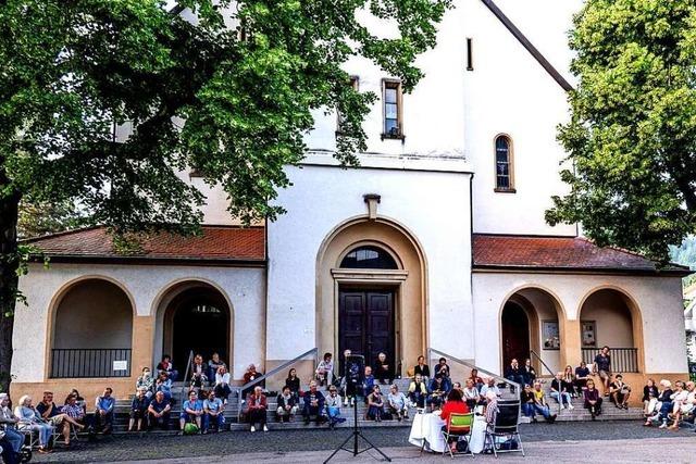 Auch dieses Jahr gibt es Sommer-Lesungen auf Herderns Kirchplatz