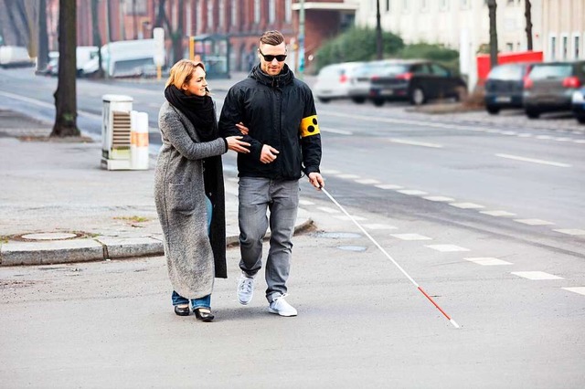 Blinde Menschen und Personen, die auf ...ne barrierefreie Arztpraxis zu finden.  | Foto: Andrey Popov  (stock.adobe.com)