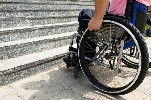Nicht barrierefreie Praxen sind fr Rollstuhlfahrer quasi unerreichbar.  | Foto: peppi18-Fotolia.com