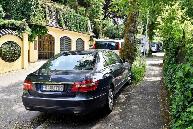Parken auf dem Gehweg in der Flucht des Straenbaums: Reutestrae in Gnterstal  | Foto: Thomas Kunz