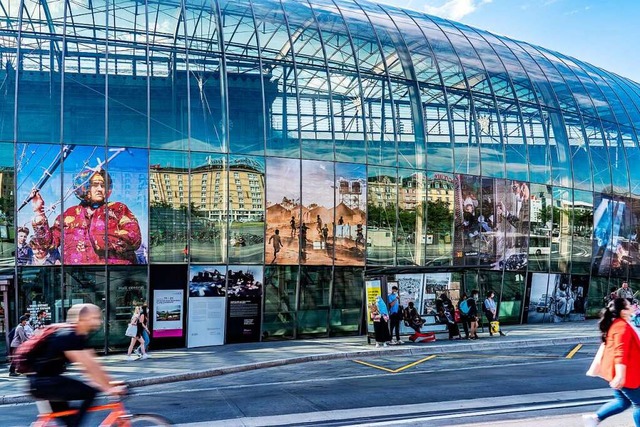 Fotoausstellung von rzte ohne Grenzen...Fassade des Straburger Hauptbahnhofs.  | Foto: teli