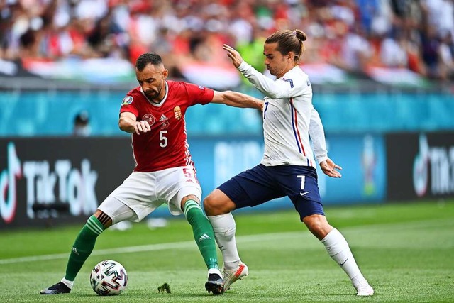 Ungarns Attila Fiola (l) kmpft um den Ball mit Frankreichs Antoine Griezmann.  | Foto: Robert Michael (dpa)