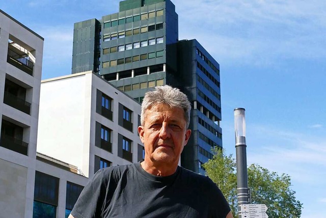Dietrich Lohmann vor dem Lrracher Rathaus  | Foto: Willi Adam