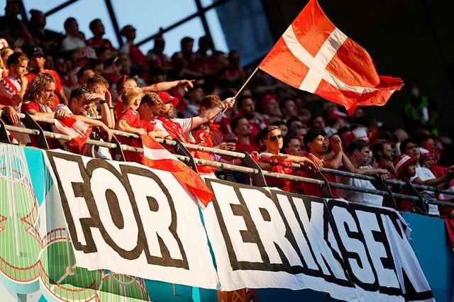Dnische Fans schwenken Fahnen und zei...lers Eriksen beim Spiel gegen Belgien.  | Foto: Martin Meissner (dpa)