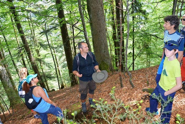 Hat viel Spannendes zu erzhlen: Chris...Pruy fhrt Gruppen durch den Bannwald.  | Foto: Anita Fertl