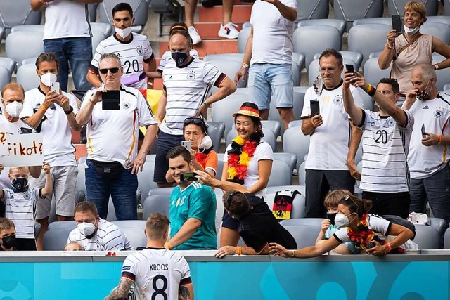 Einige Fans tragen noch eine Maske, be...beim Spiel Deutschland gegen Portugal.  | Foto: Christian Charisius (dpa)