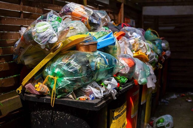 Um solche Plastikberge zu verringern, kann jeder und jede etwas beitragen.  | Foto: Fernando Gutierrez-Juarez (dpa)
