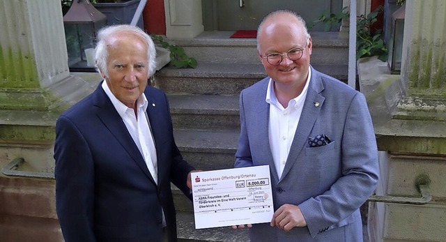 Rotary-Prsident Claudio Labianca ber...ne 8000-Euro-Spende an Josef Erdrich.   | Foto: Rotary-Club Offenburg-Ortenau 