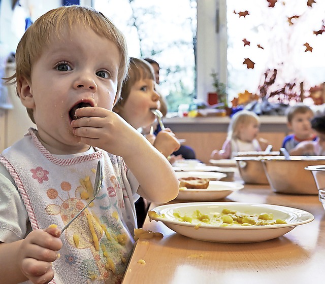 Es entlastet viele Eltern, wenn Kinder...Kita ein warmes Mittagessen bekommen.   | Foto: Georg Wendt