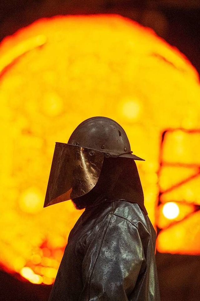 Ein Stahlarbeiter vor einer glhenden Roheisenpfanne  | Foto: Christophe Gateau