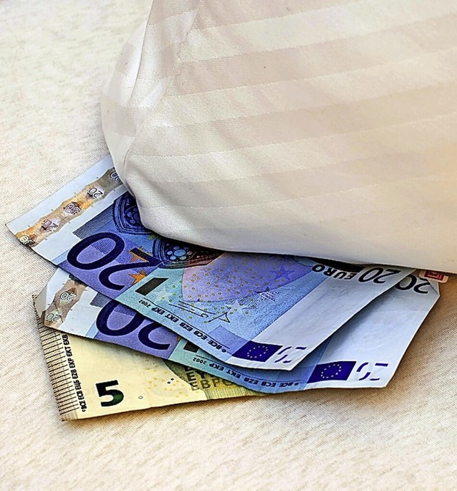 Ob die Deutschen ihr Geld tatschlich unters Kopfkissen stecken?  | Foto: Swen Pfrtner