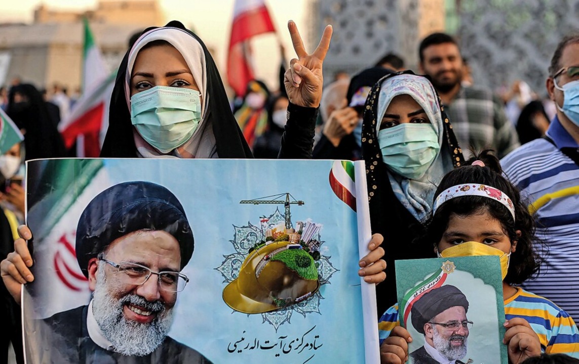 Anhänger des neues iranischen Präsidenten Raisi feiern den Wahlausgang.   | Foto: ATTA KENARE (AFP)