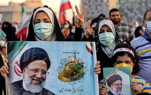 Anhnger des neues iranischen Prsidenten Raisi feiern den Wahlausgang.   | Foto: ATTA KENARE (AFP)