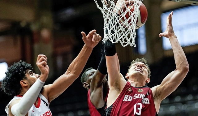 Moritz Wagner und Isaac Bonga beim Kam...en Tunesier Ahmed Addami (von rechts).  | Foto: Axel Heimken (dpa)