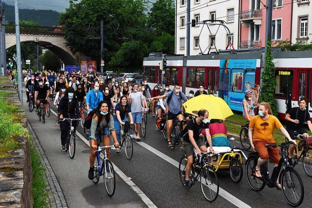 Die Fahrrad-Demo in der Merzhauser-Strae.  | Foto: Rita Eggstein