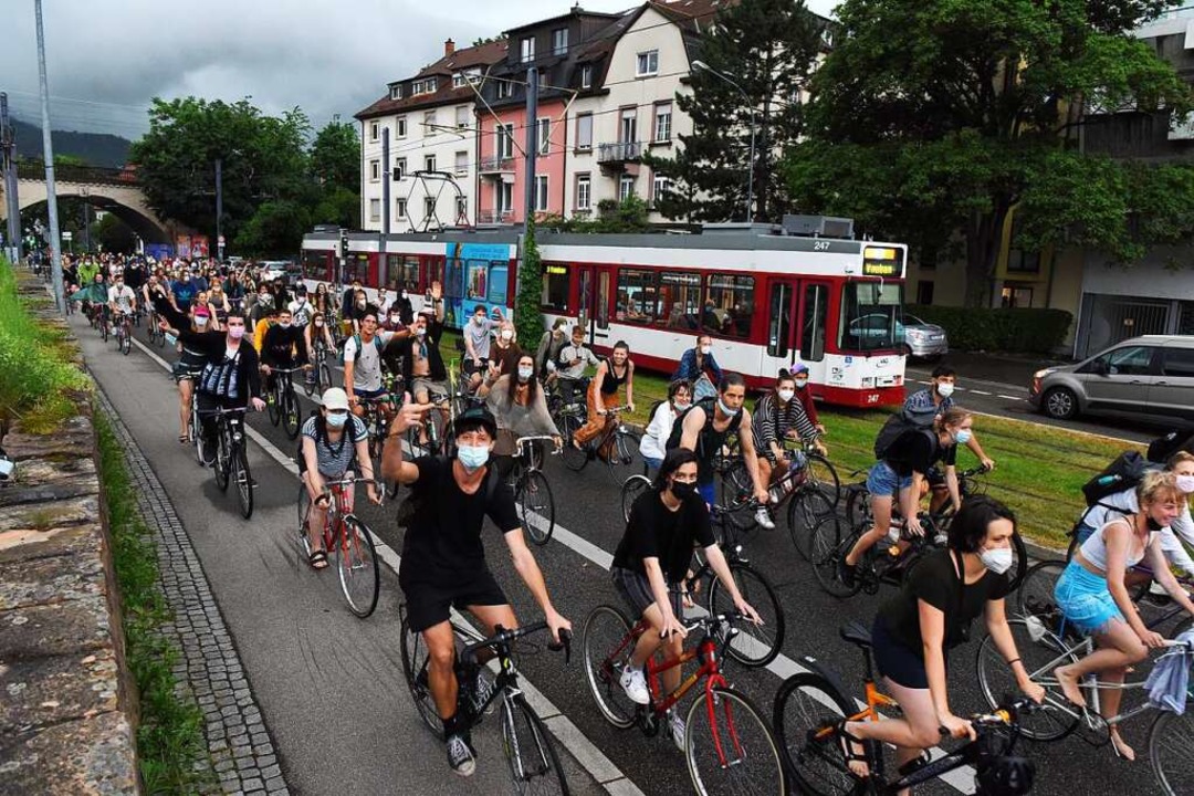 Die Fahrrad-Demo in der Merzhauser-Straße.  | Foto: Rita Eggstein