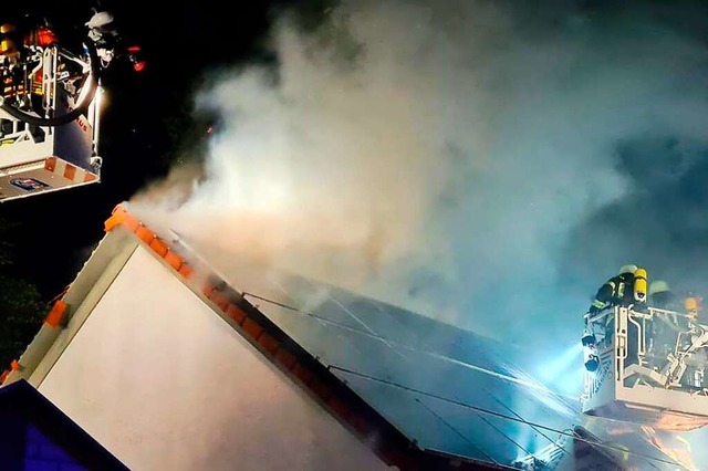 Von zwei Drehleitern aus bekmpfen Feu... Gebudebrand in der Wyhler Ortsmitte.  | Foto: Feuerwehr Kenzingen